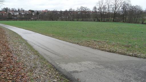 Schefflenz: Boden des Schefflenztals, zwischen Mittel- und Oberschefflenz, nach Ausuferung, Blick talaufwärts, Bachverlauf entlang Baumreihe in Bildmitte; Januar 2018
