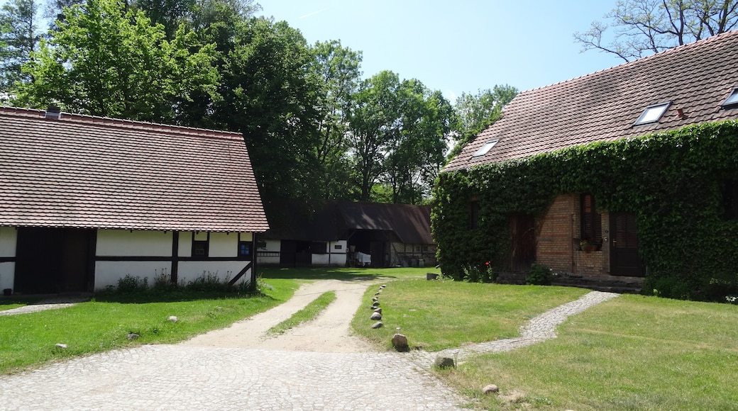 Bildtitel: Eichendorfer MĂŒhle (18), Wohn- und WirtschaftsgebĂ€ude auf dem MĂŒhlengelĂ€nde FotoNummer: 5583 Bundesland: Brandenburg Schutzgebiet 1: Naturpark(NP) "Naturpark MĂ€rkische Schweiz" Gebiets-Nummer: 3450-701 Schutzgebiet 2: Landschaftsschutzgebiet(LSG) "Naturpark MĂ€rkische Schweiz" Gebiets-Nummer: 3450-601 Schutzgebiet 3: Fauna-Flora-Habitat-Gebiet (FFH) "SchermĂŒtzelsee" Gebiets-Nummer: DE 3450-307 Schutzgebiet 4: Special Protection Area (Vogelschutzgebiet) (SPA) "MĂ€rkische Schweiz" Gebiets-Nummer: DE DE 3450-401 Schutzgebiet 5: Naturschutzgebiet (NSG) "Stobbertal" Gebiets-Nummer: 3450-501 Ortsangabe: Im Hof des MĂŒhlengelĂ€ndes)