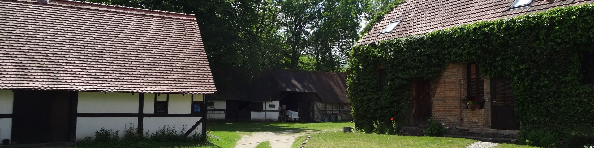 Bildtitel: Eichendorfer Mühle (18), Wohn- und Wirtschaftsgebäude auf dem Mühlengelände FotoNummer: 5583 Bundesland: Brandenburg Schutzgebiet 1: Naturpark(NP) "Naturpark Märkische Schweiz" Gebiets-Nummer: 3450-701 Schutzgebiet 2: Landschaftsschutzgebiet(LSG) "Naturpark Märkische Schweiz" Gebiets-Nummer: 3450-601 Schutzgebiet 3: Fauna-Flora-Habitat-Gebiet (FFH) "Schermützelsee" Gebiets-Nummer: DE 3450-307 Schutzgebiet 4: Special Protection Area (Vogelschutzgebiet) (SPA) "Märkische Schweiz" Gebiets-Nummer: DE DE 3450-401 Schutzgebiet 5: Naturschutzgebiet (NSG) "Stobbertal" Gebiets-Nummer: 3450-501 Ortsangabe: Im Hof des Mühlengeländes)