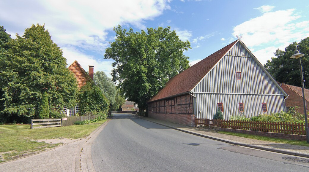 Die Furt über das Flüsschen Lachte liegt imitten des Dorfes Steinhorst in Niedersachsen, Deutschland