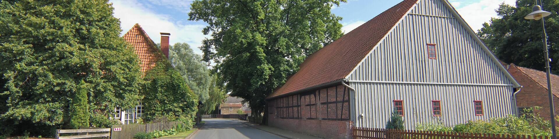 Die Furt ĂŒber das FlĂŒsschen Lachte liegt imitten des Dorfes Steinhorst in Niedersachsen, Deutschland