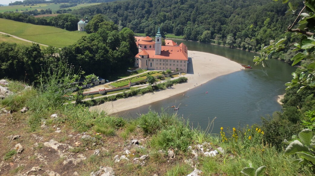 Blick vom Nordufer der Donau auf das Kloster Weltenburg