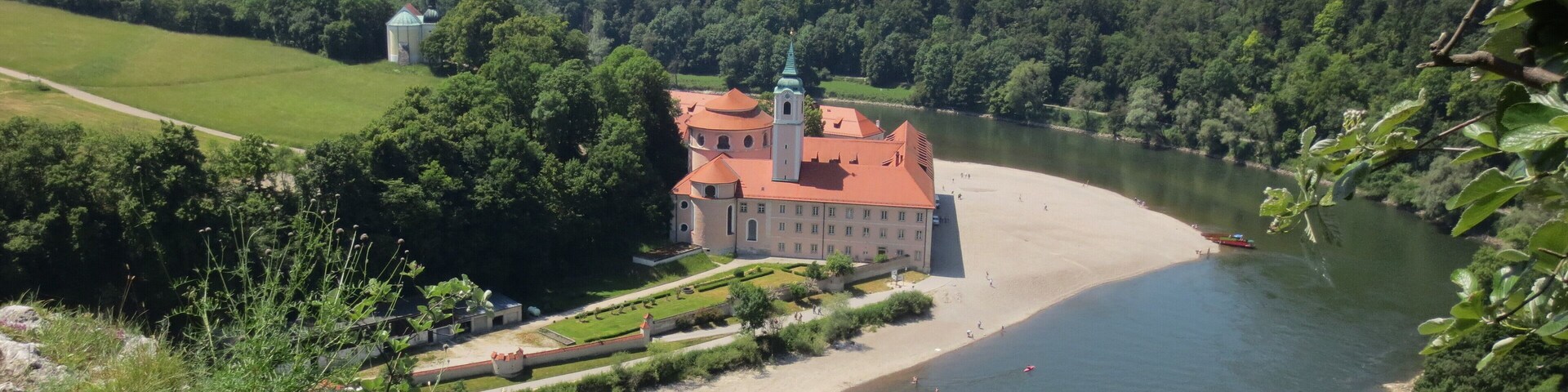Blick vom Nordufer der Donau auf das Kloster Weltenburg
