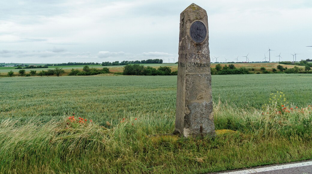 Preußischer Ganzmeilenobelisk an der L172 bei Obhausen (Altweidenbach) Inschrift: MERSEBURG 3 MEILEN, QUERFURTH ½ MEILE ; SCHAFSTÄDT 1 MEILE