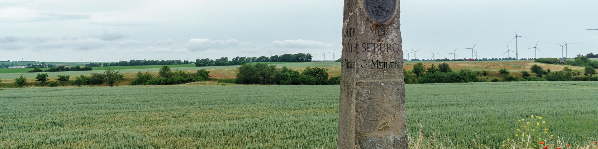 Preußischer Ganzmeilenobelisk an der L172 bei Obhausen (Altweidenbach) Inschrift: MERSEBURG 3 MEILEN, QUERFURTH ½ MEILE ; SCHAFSTÄDT 1 MEILE