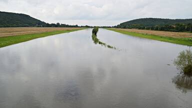 Die Wassermassen der Unstrut in der Thüringer Pforte bei Sachsenburg und Oldisleben im thüringischen Kyffhäuserkreis. Langanhaltende starke Regenfälle ließen die Pegel von Wipper und Unstrut stark anschwellen.