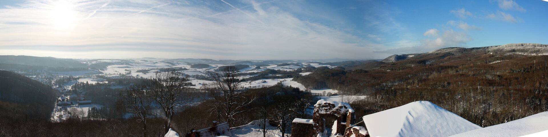 Panoramablick über den südlichen Harz bei Nordhausen von der Burgruine Hohenstein -Optimaler Überblick - mit Lupe vergrößern