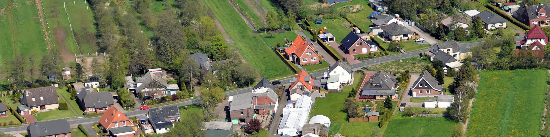 Luftbilder von der Nordseeküste 2012-05; Gewächshäuser eines Betriebs in Nordholz-Deichsende, an der Dorfstraße