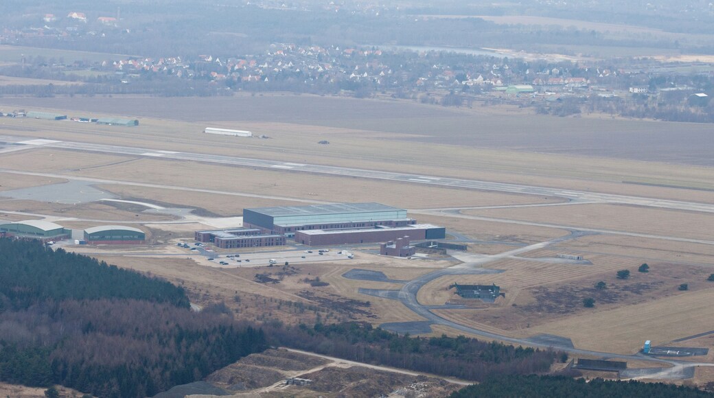 Luftaufnahme: Fliegerhorst Nordholz und Flugplatz Nordholz-Spieka, im Hintergrund Nordholz
