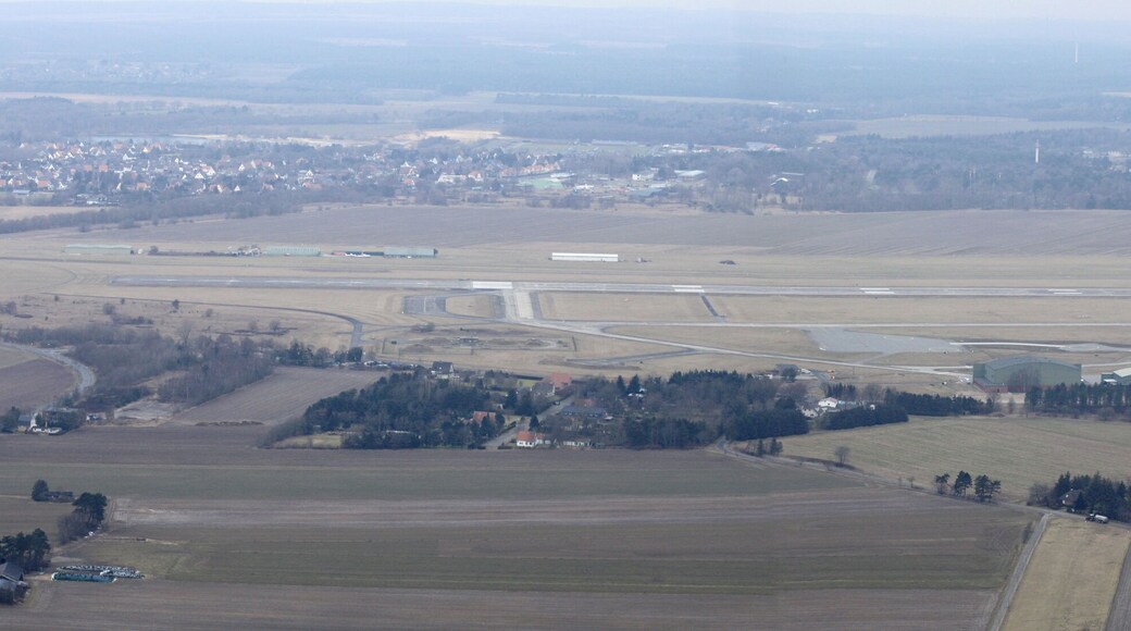 Luftaufnahme: der Fliegerhorst Nordholz in der Bildmitte und der Flughafen Nordholz-Spieka im Hintergrund, von Süden