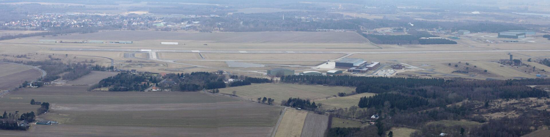 Luftaufnahme: der Fliegerhorst Nordholz in der Bildmitte und der Flughafen Nordholz-Spieka im Hintergrund, von Süden