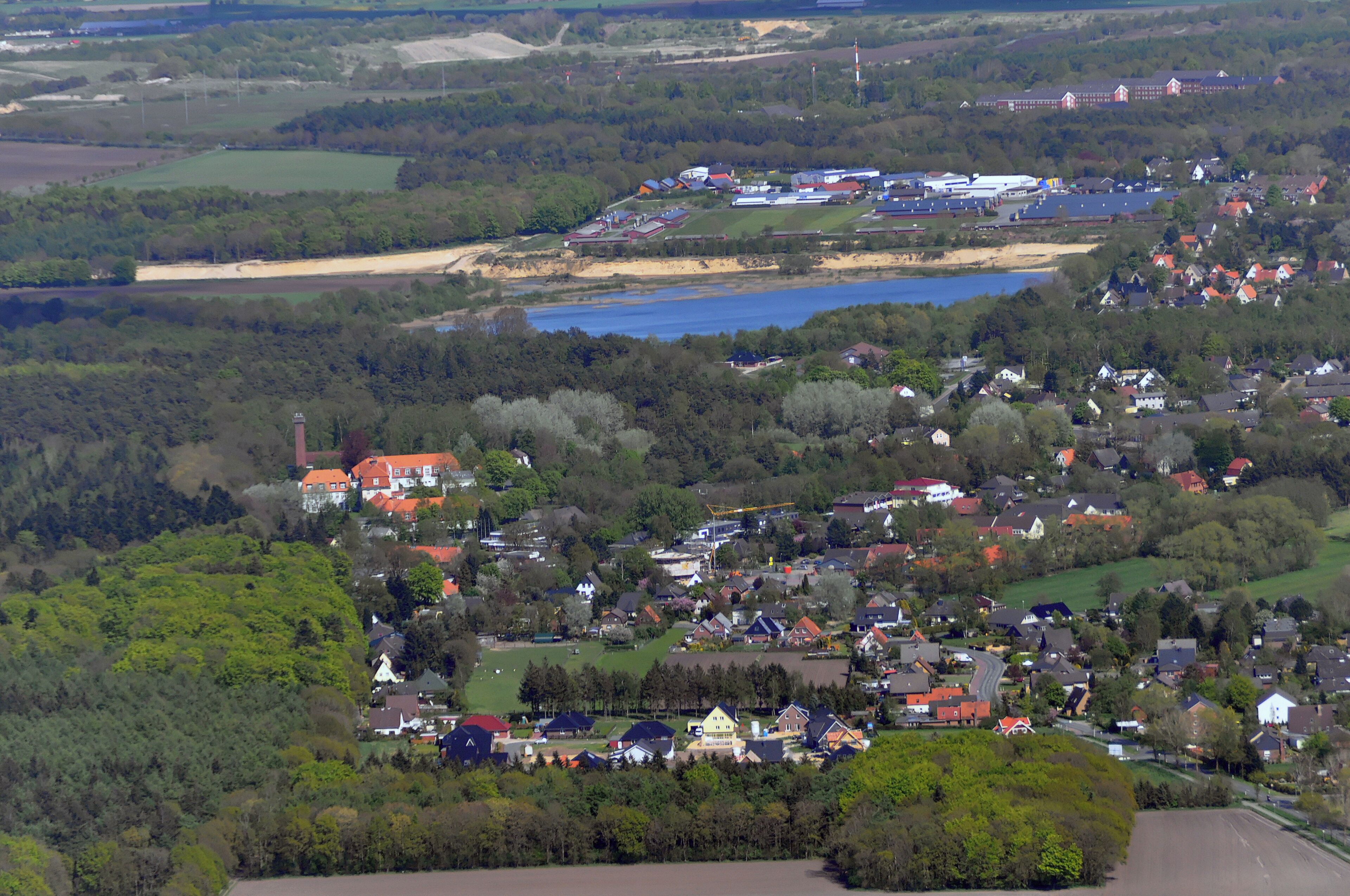 Luftbilder von der Nordseeküste 2012-05; Blick über den südlichen Ortsteil von Nordholz, von Westen nach Osten, grob entlang der Straße Feuerweg