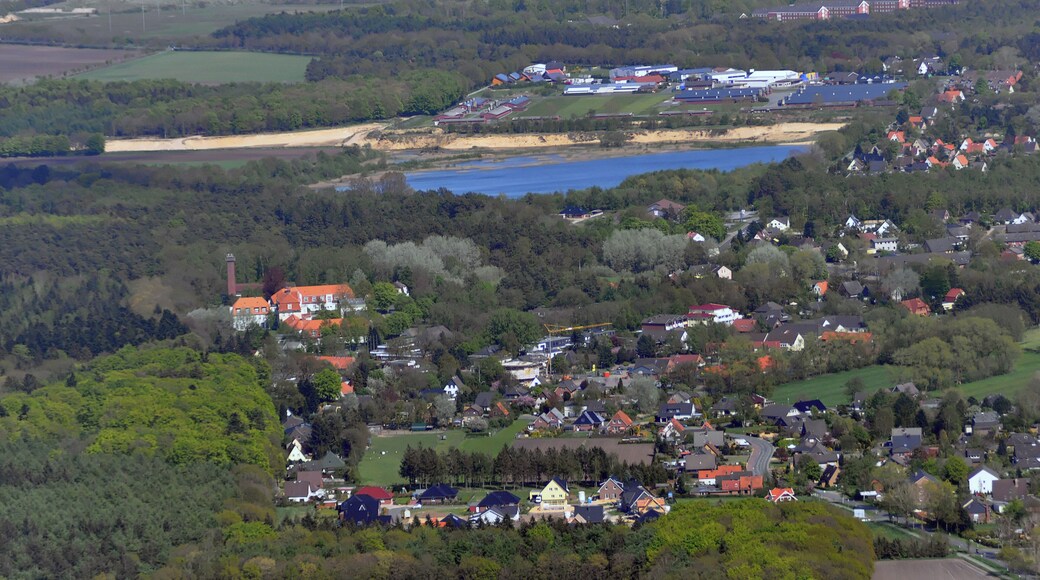 Luftbilder von der Nordseeküste 2012-05; Blick über den südlichen Ortsteil von Nordholz, von Westen nach Osten, grob entlang der Straße Feuerweg
