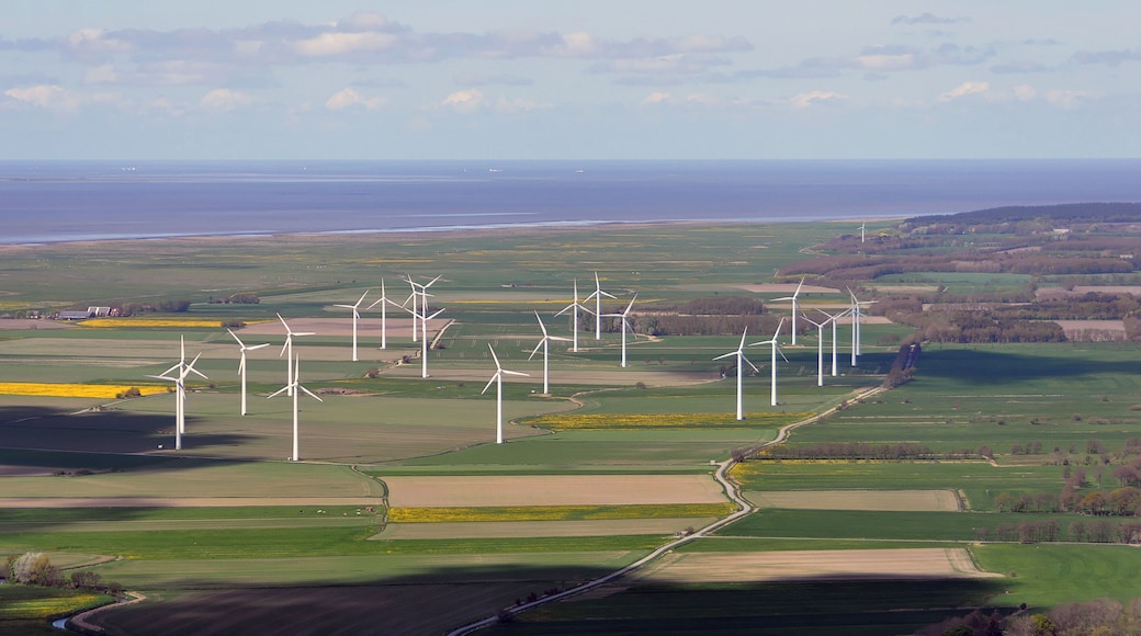 Luftbilder von der Nordseeküste 2012-05; die Straße im rechten unteren Drittel ist der Neuer Weg in Nordholz, im Hintergrund das Wurster Watt, in der Bildmitte ein Windpark