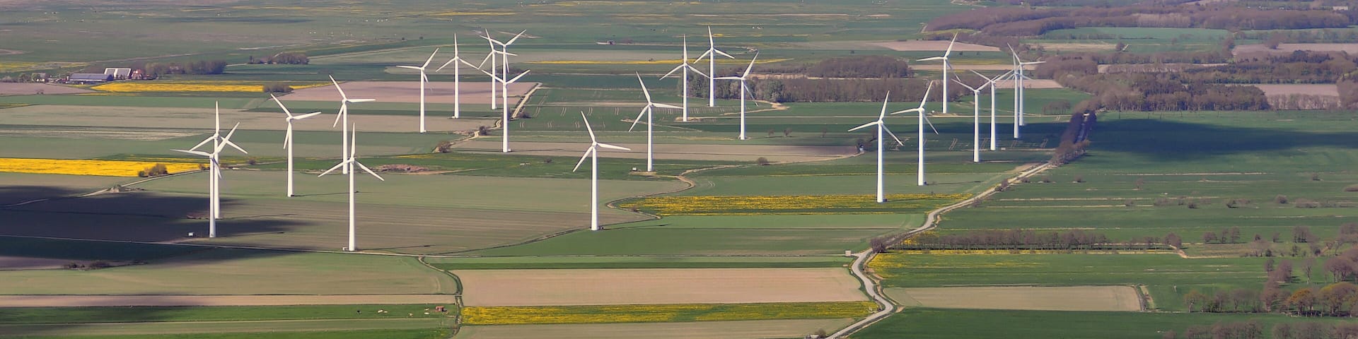 Luftbilder von der Nordseeküste 2012-05; die Straße im rechten unteren Drittel ist der Neuer Weg in Nordholz, im Hintergrund das Wurster Watt, in der Bildmitte ein Windpark