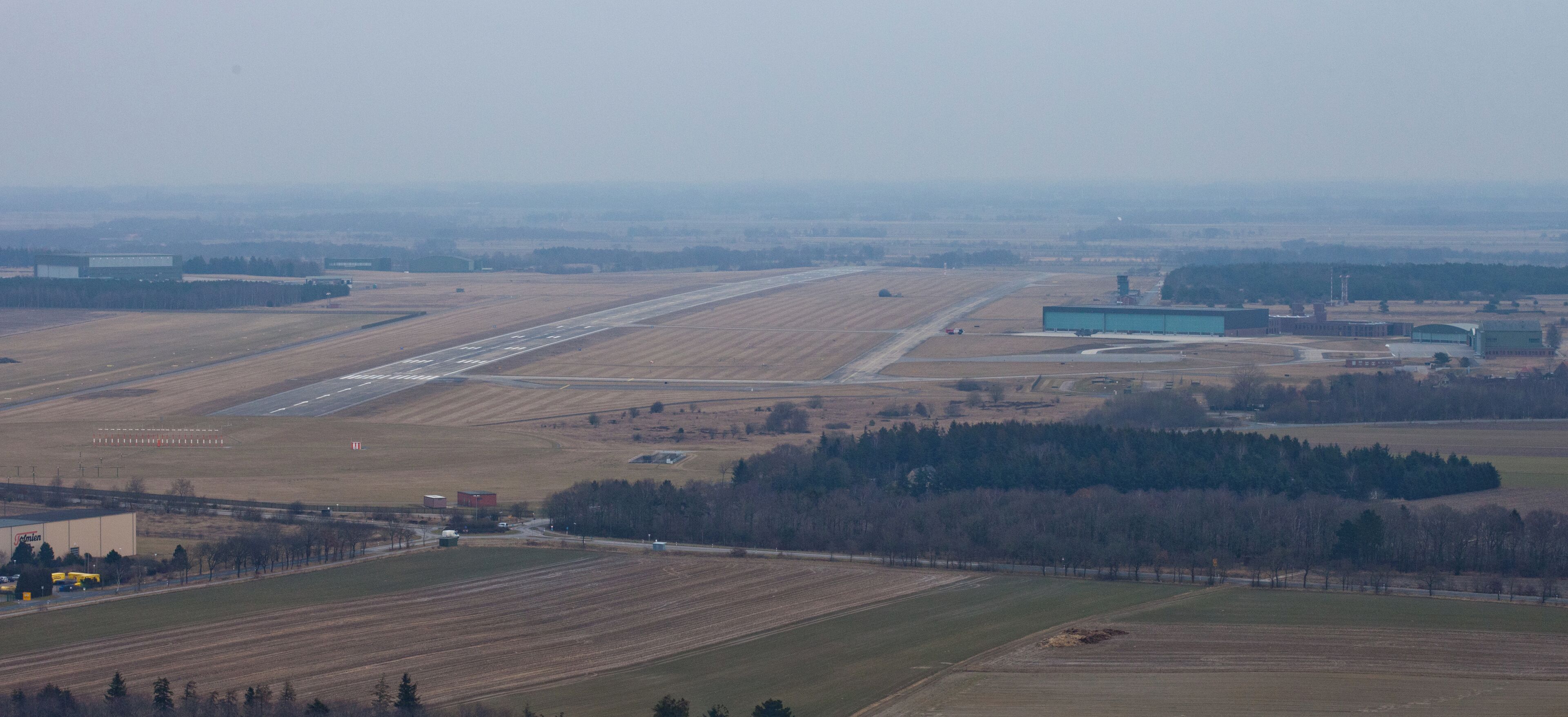 Luftaufnahme: der Fliegerhorst Nordholz von Westen