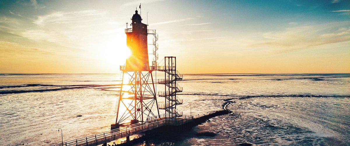 Blick in den Nationalpark Niedersächsisches Wattenmeer: Das Wattenmeer und der Leuchtturm Obereversand – Dorum, ca. 15 km nordwestlich Sievern – Strandwall und Nehrungshaken. (https://vimeo.com/dennisritter/obereversand)