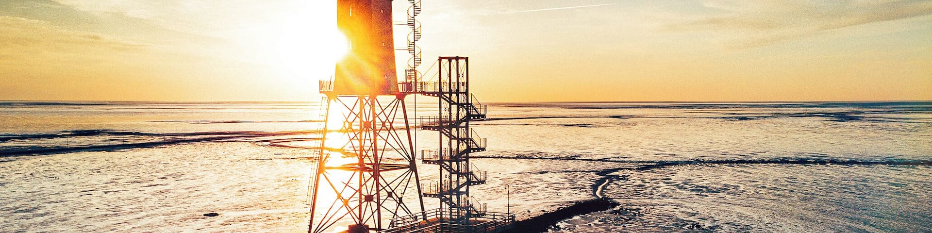 Blick in den Nationalpark NiedersĂ€chsisches Wattenmeer: Das Wattenmeer und der Leuchtturm Obereversand â Dorum, ca. 15 km nordwestlich Sievern â Strandwall und Nehrungshaken. (https://vimeo.com/dennisritter/obereversand)