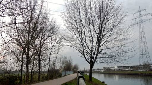 Der 366 km lange Neckartalradweg in Bad Friedrichshall, rechts Freileitungsmast der Anlage 316 (380/220/110 kV)