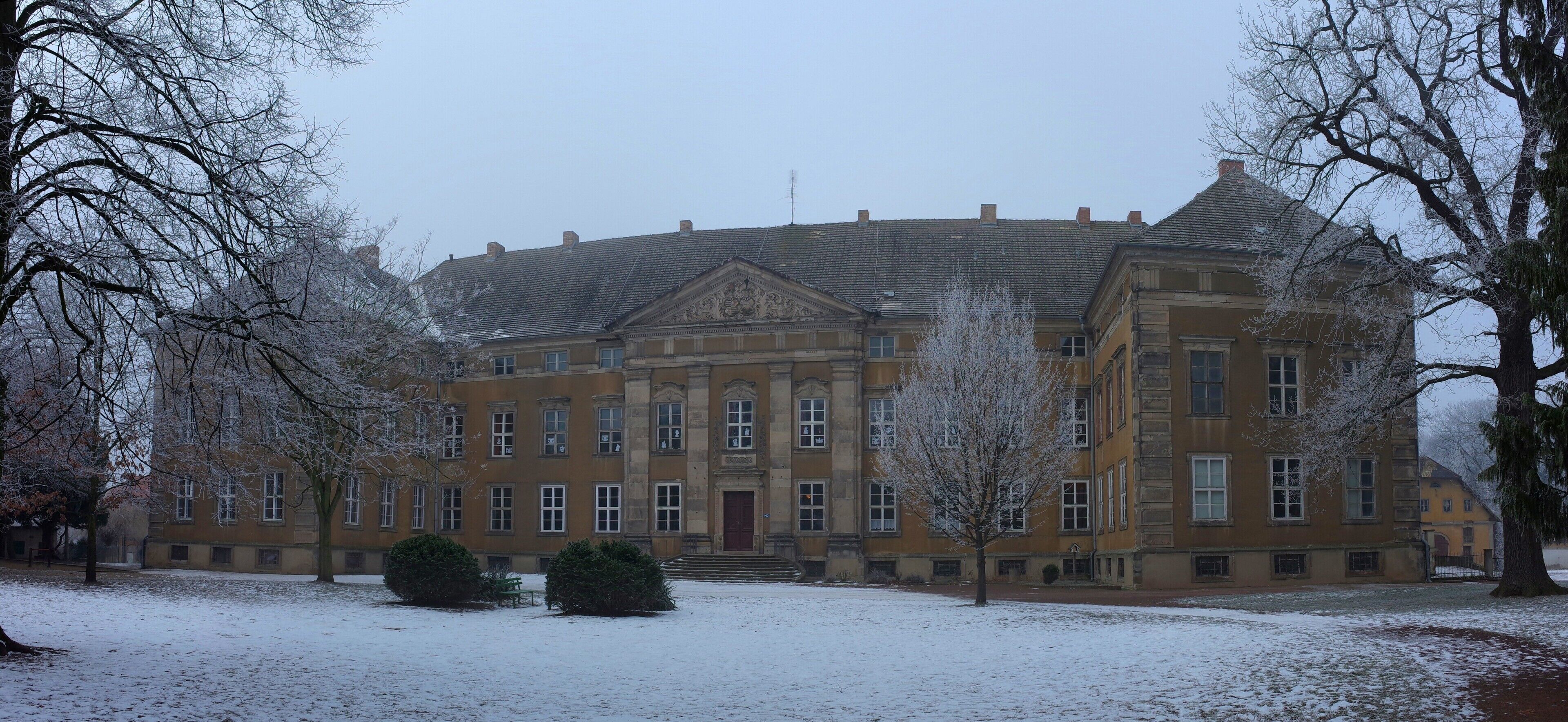 Ostrau (Petersberg), Ansicht von Osten auf das Schloss.