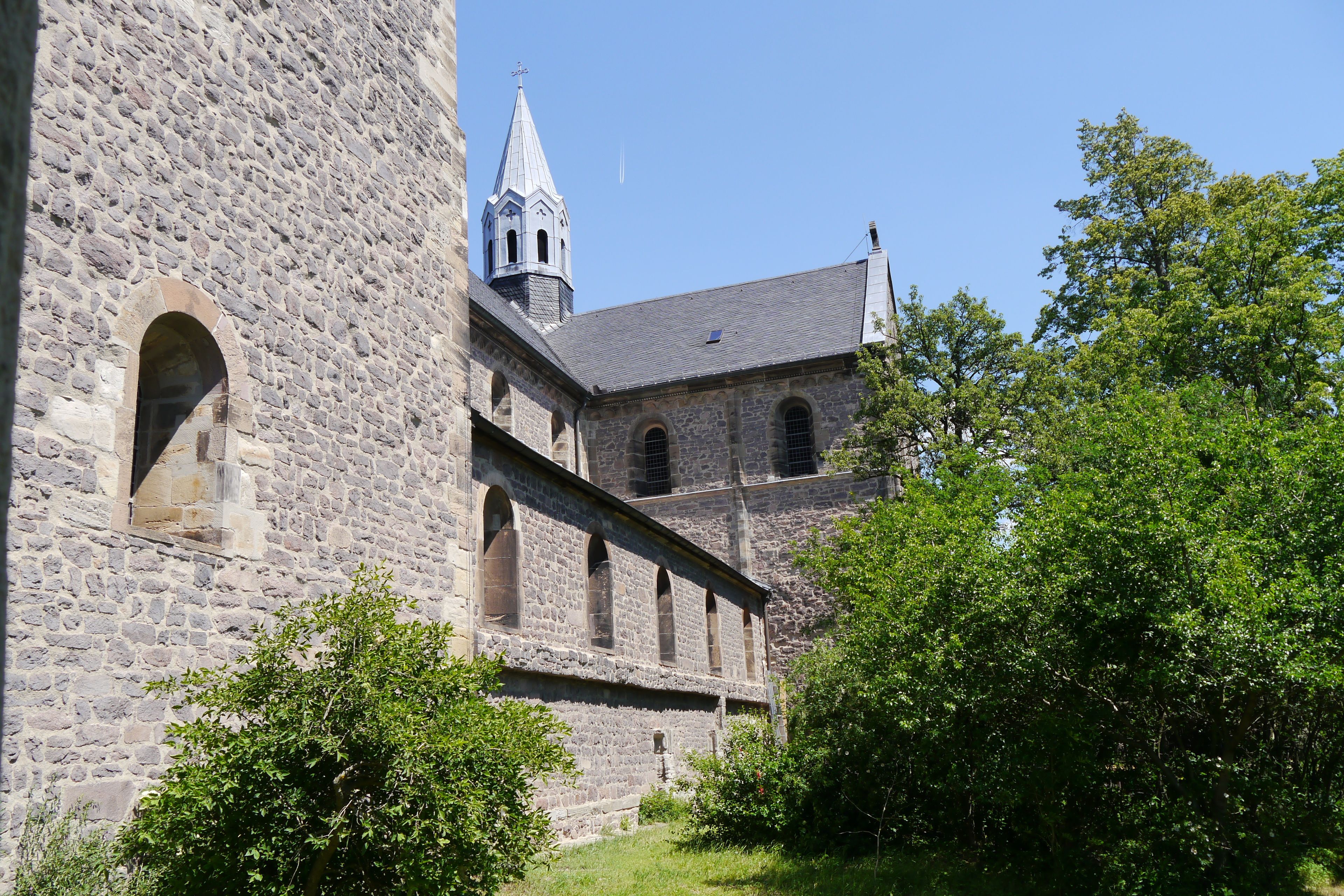 Une église en pierre dotée d’un clocher et de fenêtres en arc.