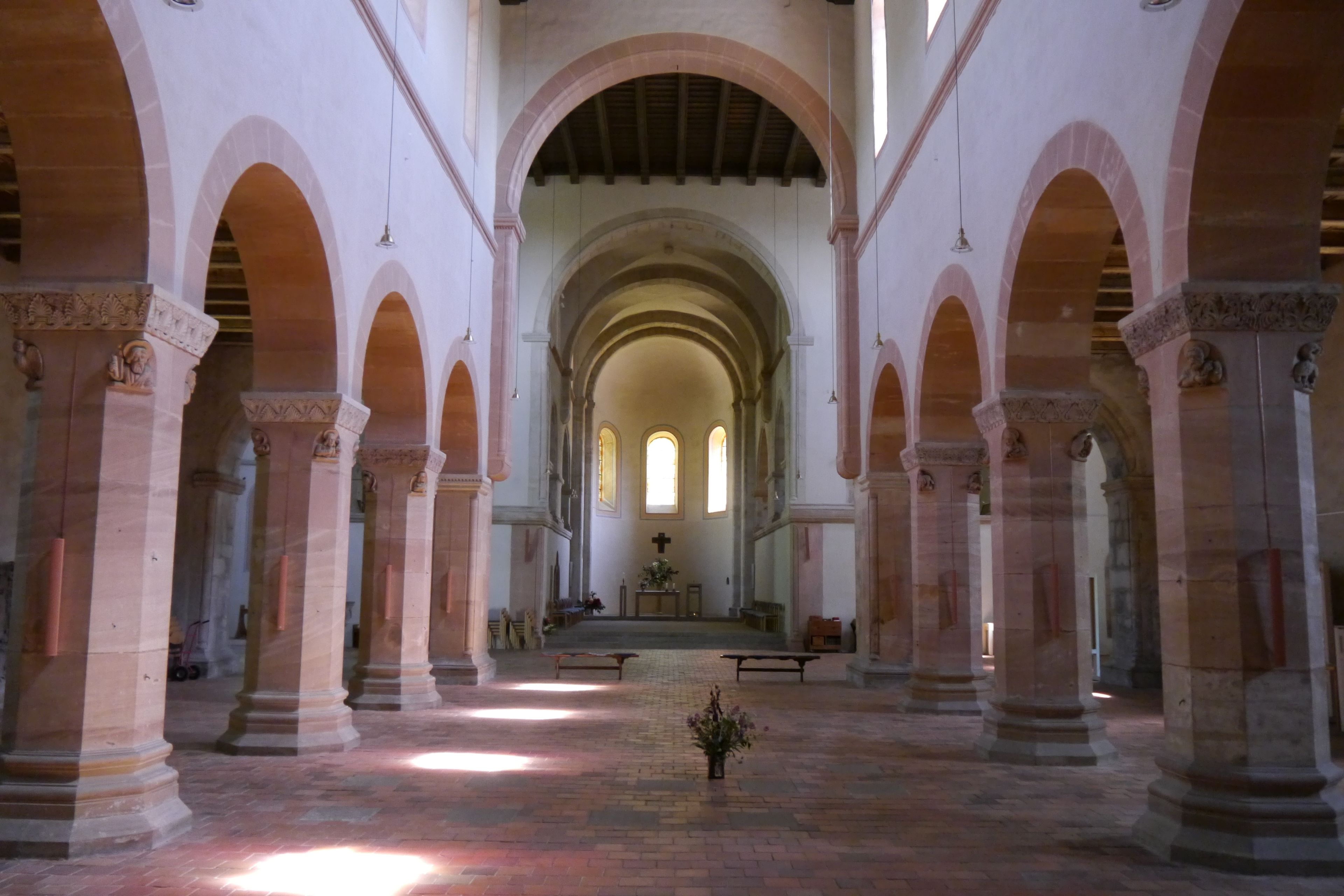 L’intérieur d’une cathédrale, avec des voûtes en arc et des colonnes.