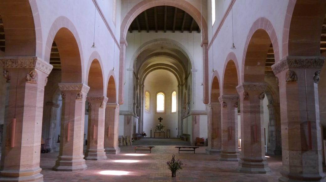 L’intérieur d’une cathédrale, avec des voûtes en arc et des colonnes.