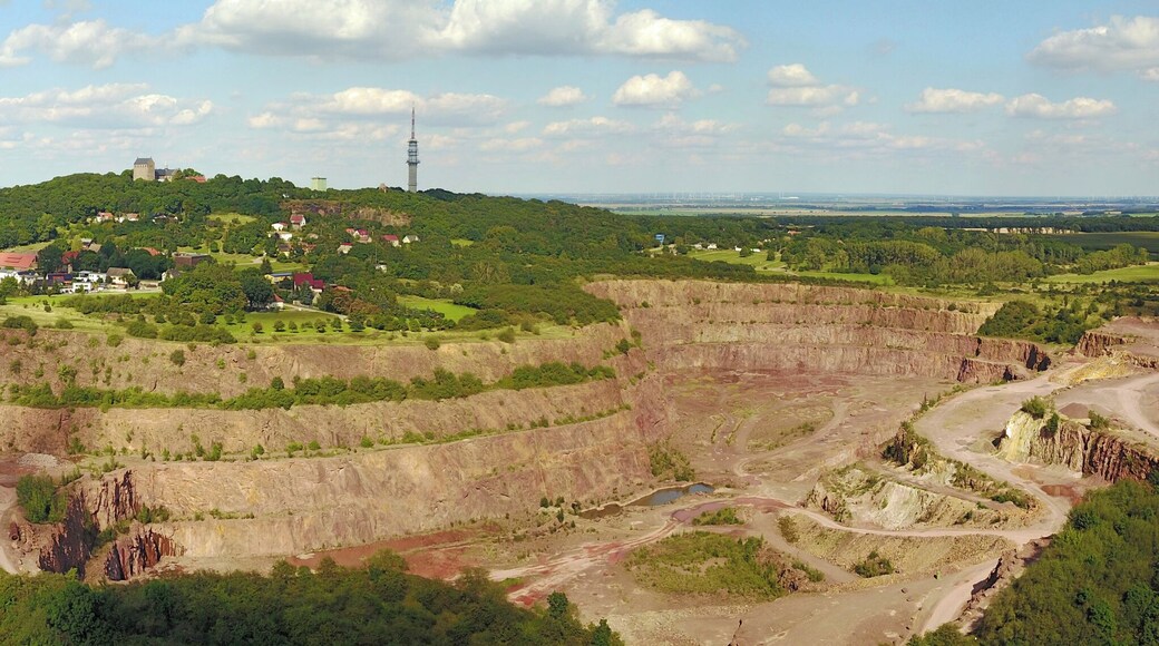 Steinbruch Petersberg Panorama (mit dem Ort und dem Berg Petersberg)