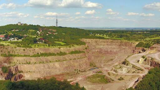 Steinbruch Petersberg Panorama (mit dem Ort und dem Berg Petersberg)