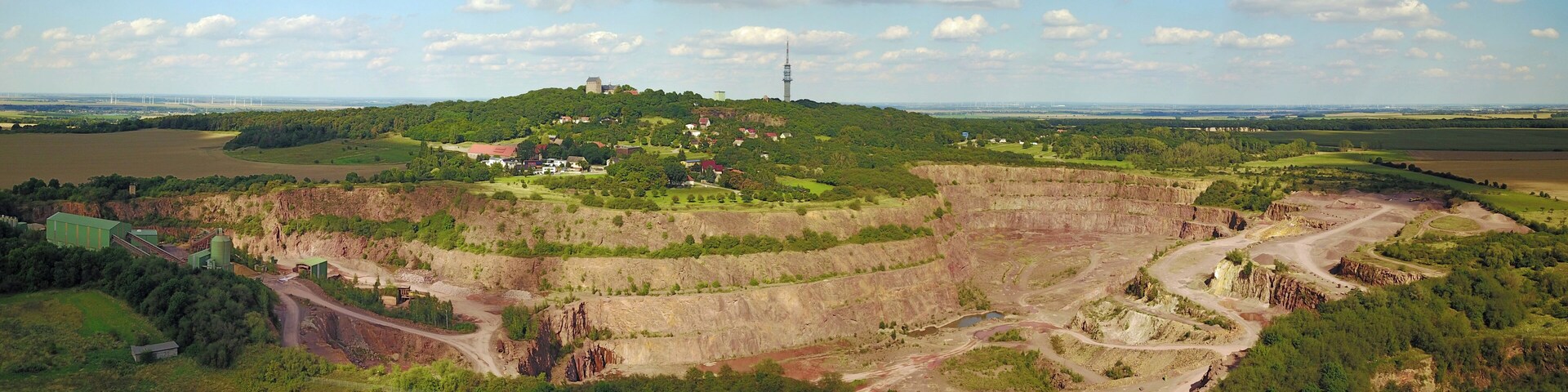 Steinbruch Petersberg Panorama (mit dem Ort und dem Berg Petersberg)