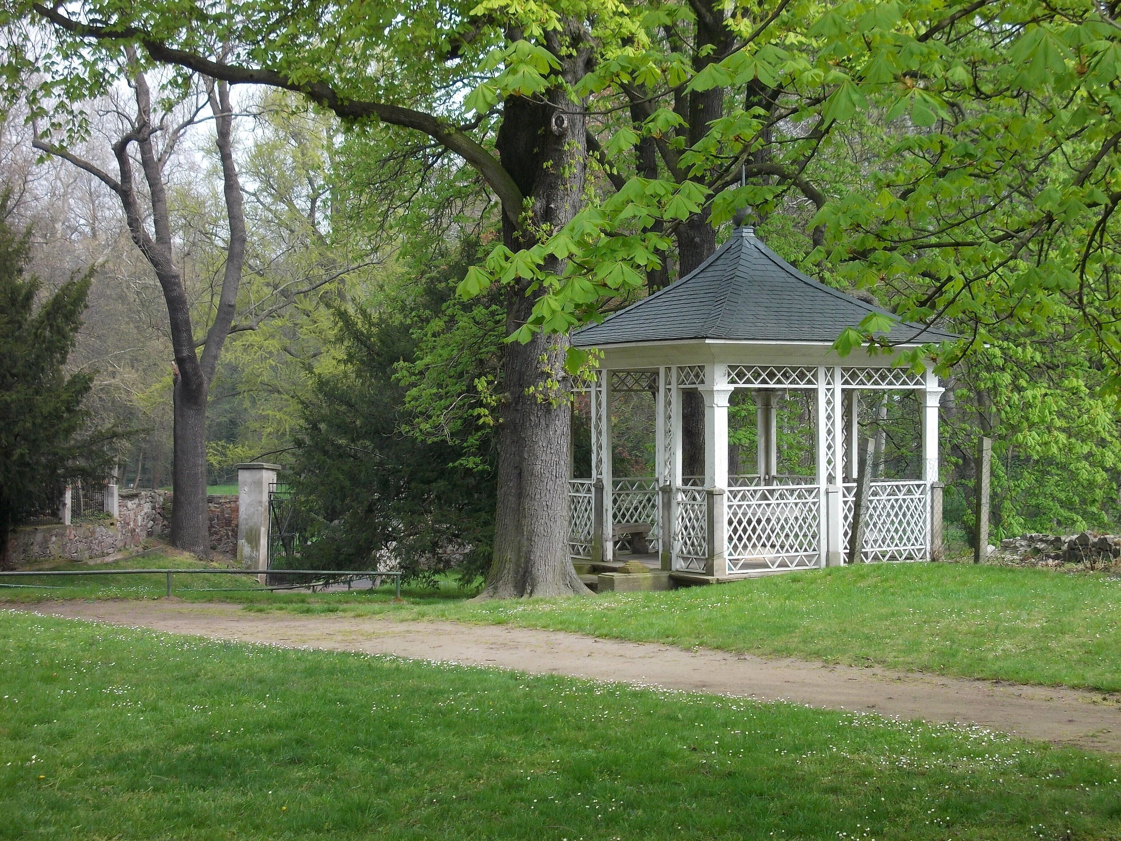 Sun pavilion at the entrance to the gardens of Ostrau castle (Petersberg, district: Saalekreis, Saxony-Anhalt)
