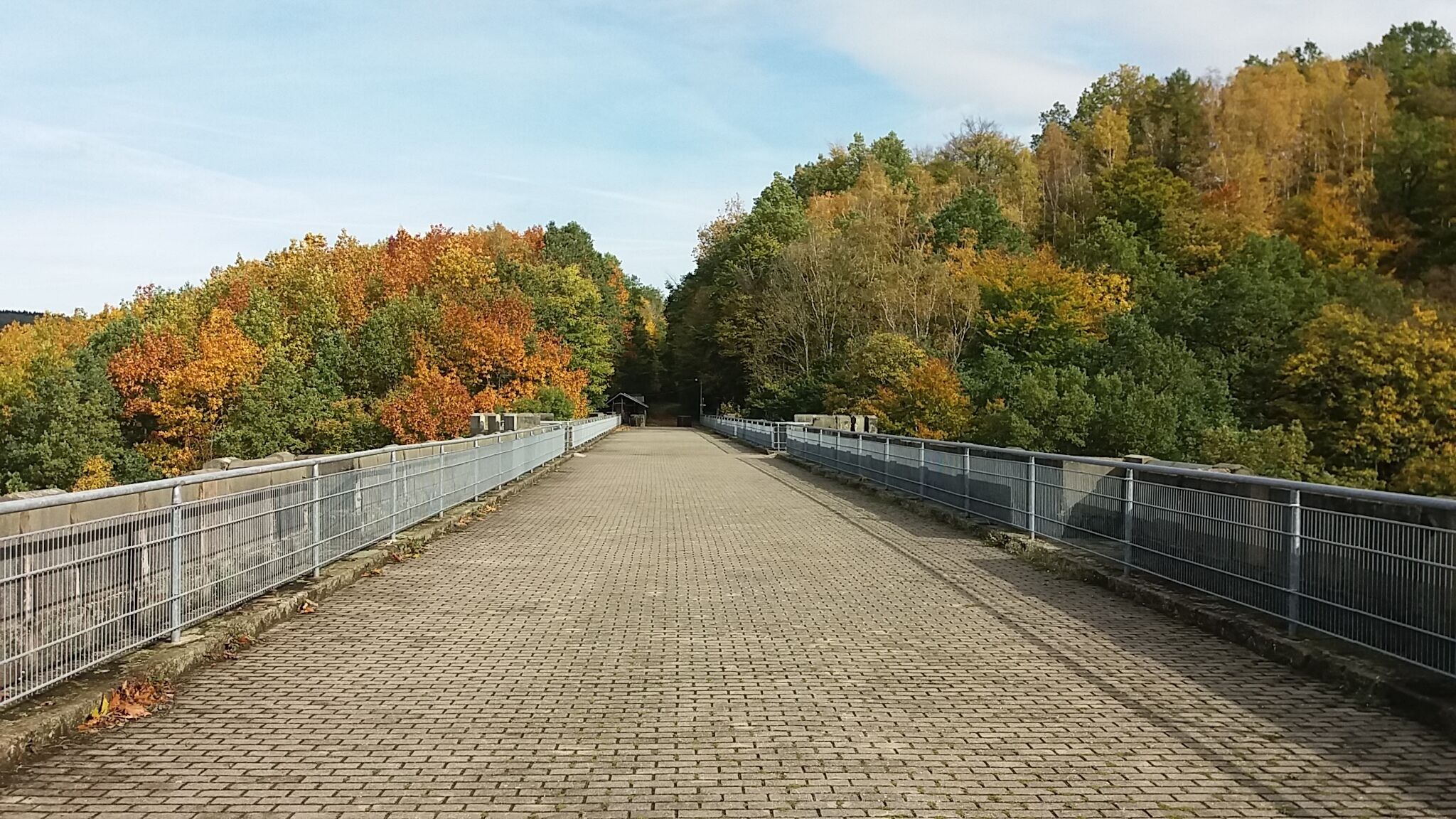 In Betonpflaster ausgeführter Wanderweg auf dem Hetzdorfer Viadukt; Blick etwa von Brückenmitte Richtung Norden