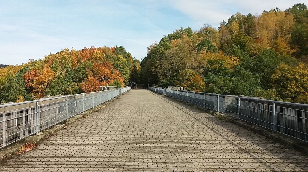 In Betonpflaster ausgeführter Wanderweg auf dem Hetzdorfer Viadukt; Blick etwa von Brückenmitte Richtung Norden