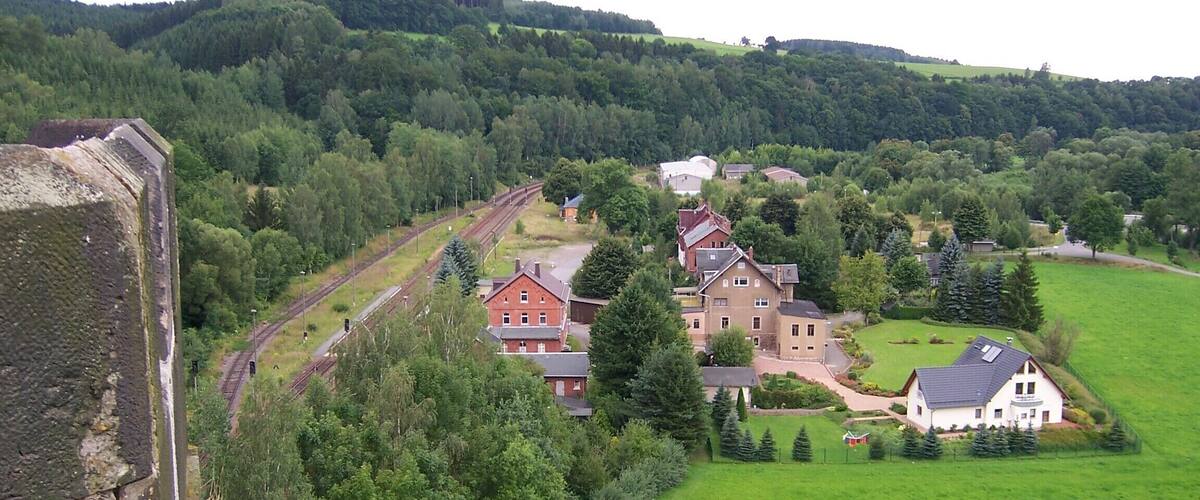 Blick vom alten Hetzdorfer Viadukt Richtung West, u.a. auf den Bahnhof Hetzdorf