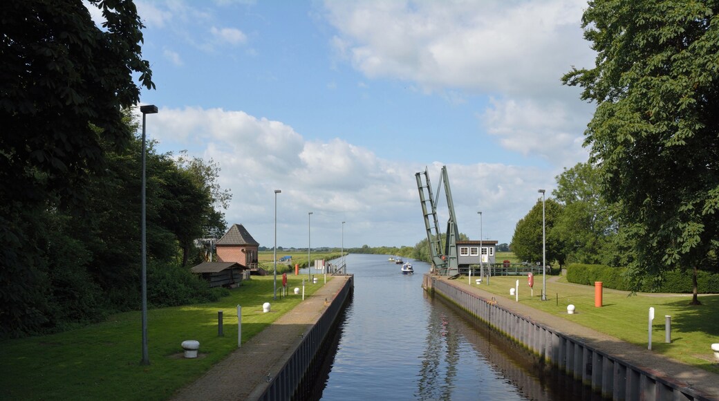 Schleuse mit Klappbrücke am Gieselaukanal