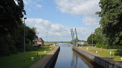 Schleuse mit Klappbrücke am Gieselaukanal