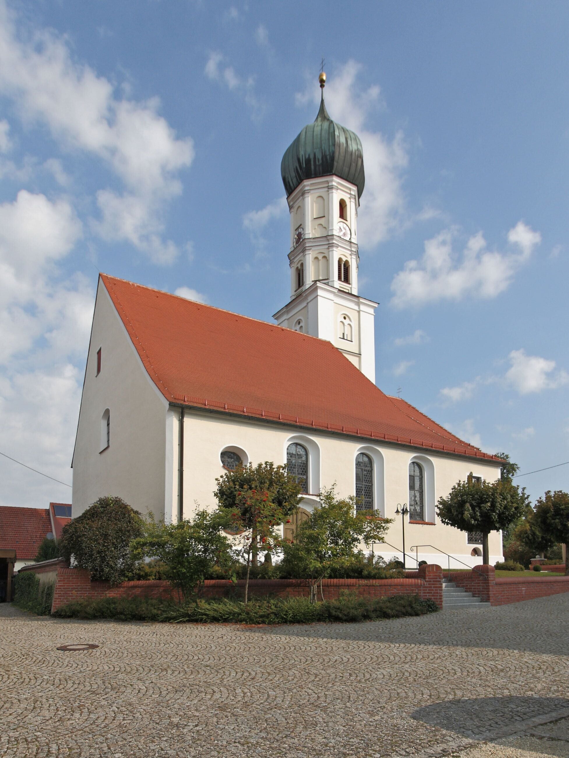 Kath. Pfarrkirche St. Peter und Paul in Münsterhausen; Ansicht von Südwesten