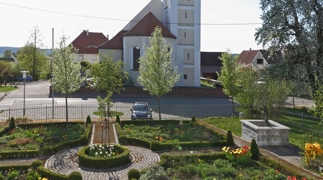 Kath. Pfarrkirche St. Peter und Paul in Münsterhausen; Ansicht von Osten über den Pfarrgarten