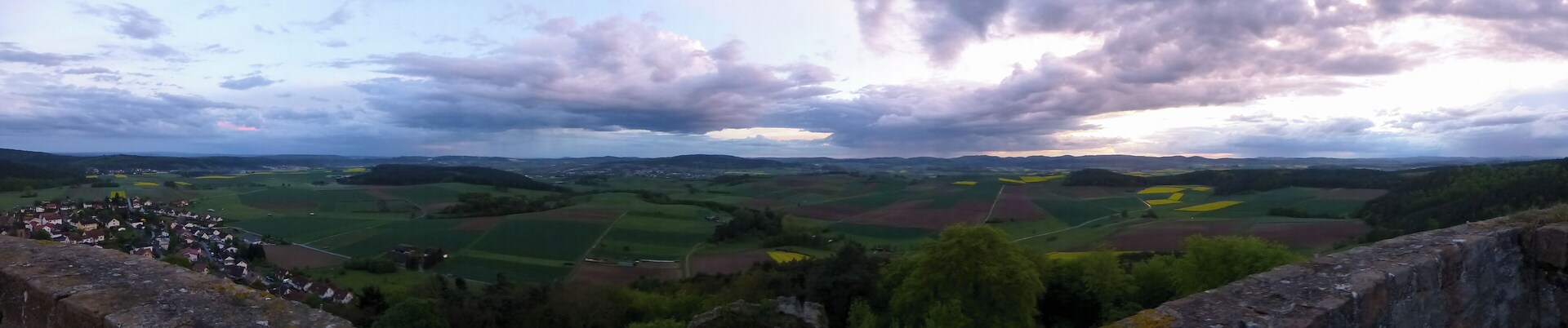 Abendliches Panorama vom Bergfried der Burg Mellnau