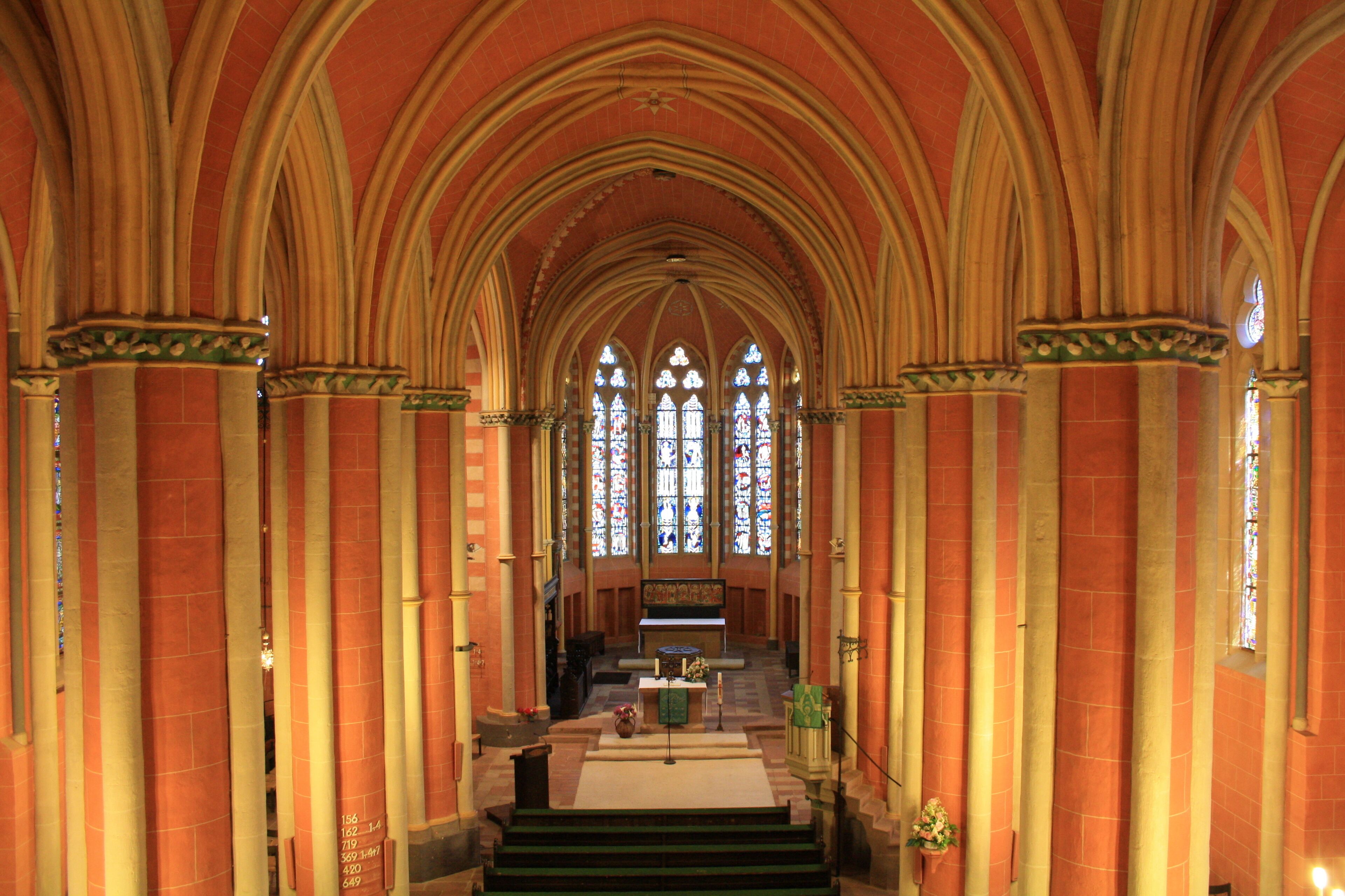 Die Stiftskirche in Wetter, innen. Blick von der Orgel-Empore im Westen aufs Mittelschiff in Richtung Osten. Querformat