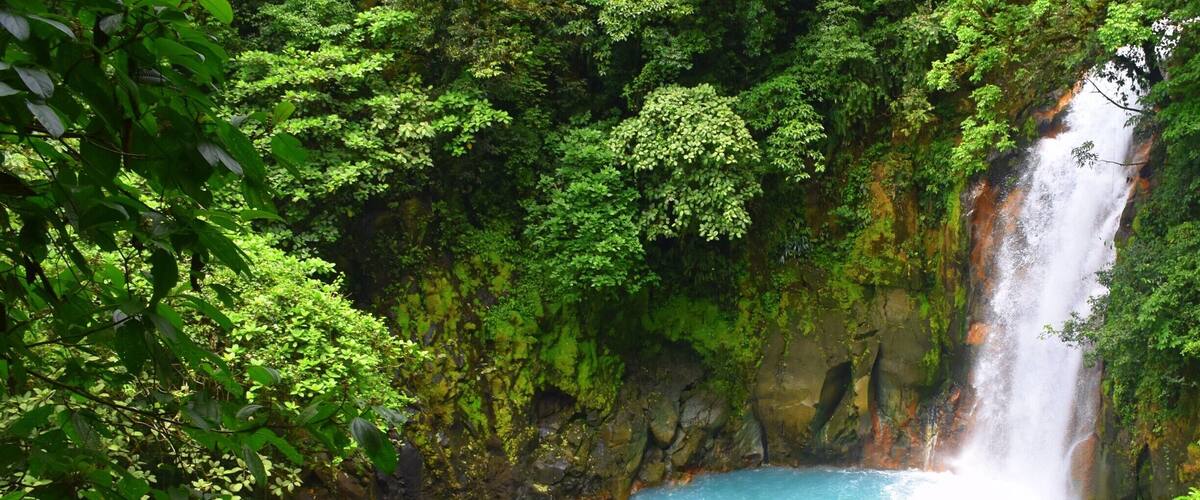 What do tropical rainforests and volcanic minerals create when they combine? Breathtakingly blue waterfalls obviously!
#blue #puravida
