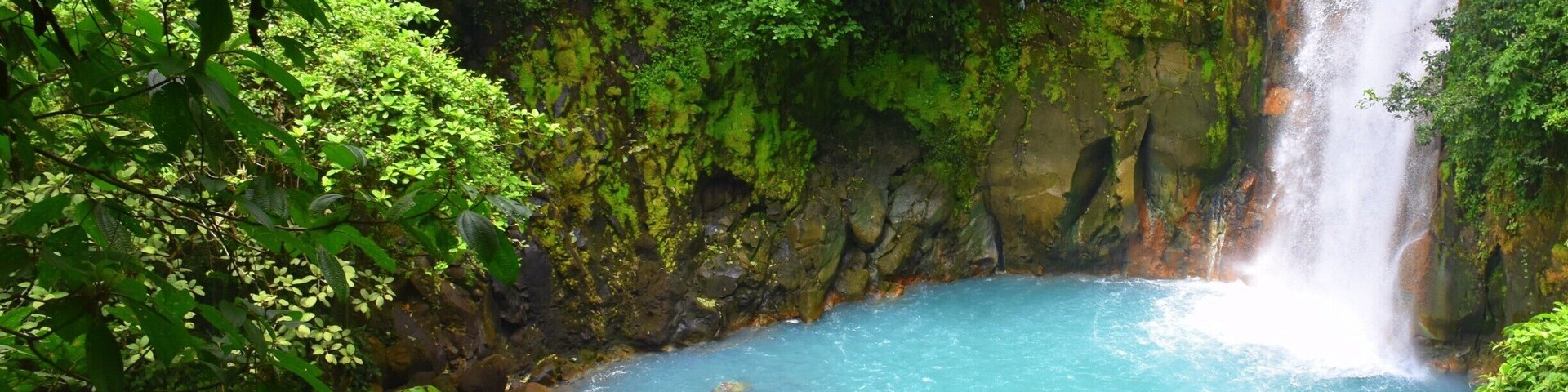 What do tropical rainforests and volcanic minerals create when they combine? Breathtakingly blue waterfalls obviously!
#blue #puravida