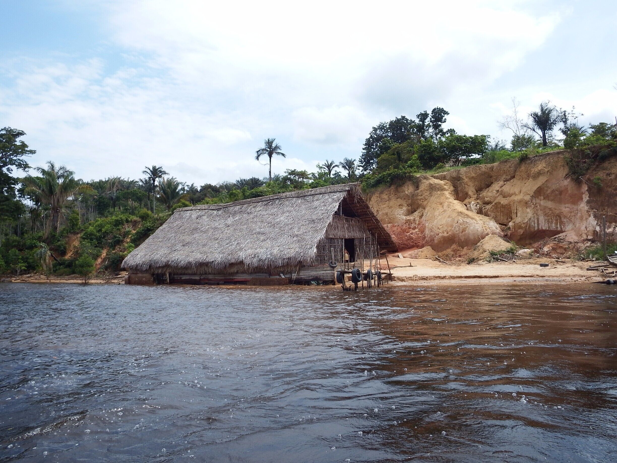 Vista de uma casa (oca) de índios à beira de um rio amazônico.
View of a house (oca) of Indians on the edge of an Amazonian river.
#Aquatrove