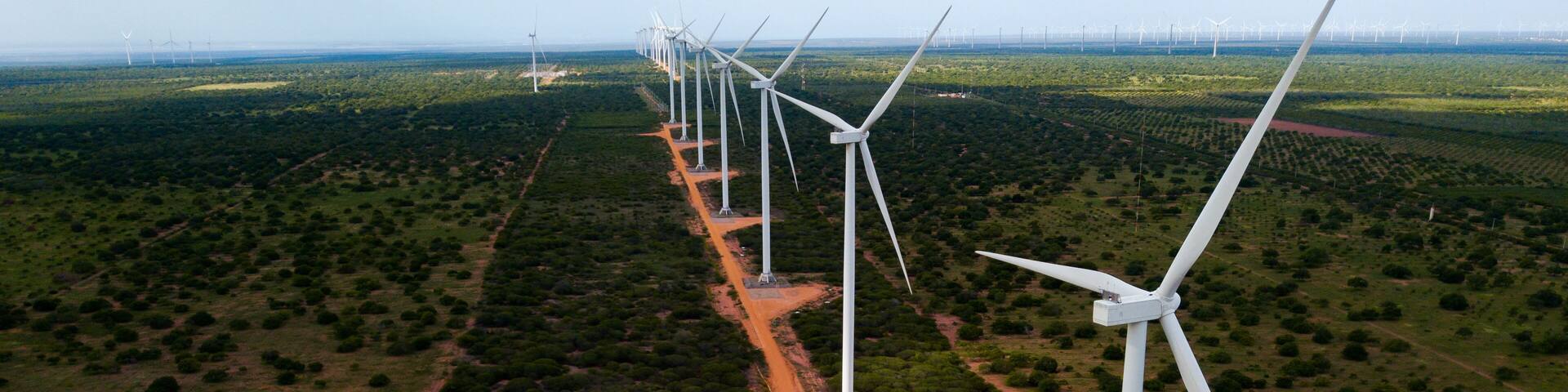 grande grupo de turbinas eólicas em parque eólico em serra do mel, rio grande do norte, brasil