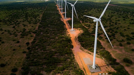 grande grupo de turbinas eólicas em parque eólico em serra do mel, rio grande do norte, brasil