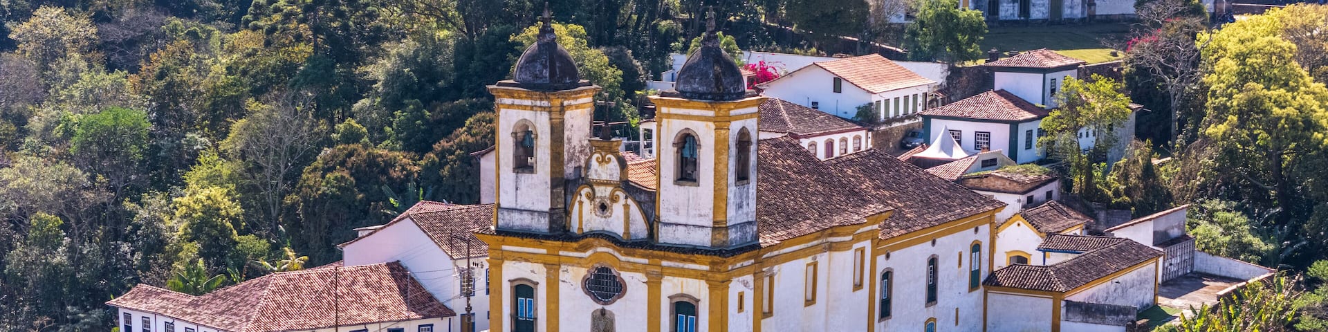 Igreja da Venerável Ordem Terceira de Nossa Senhora das Mercês e Perdões, centro histórico de Ouro Preto, Minas Gerais, Brasil. Uma vista aérea de drone.