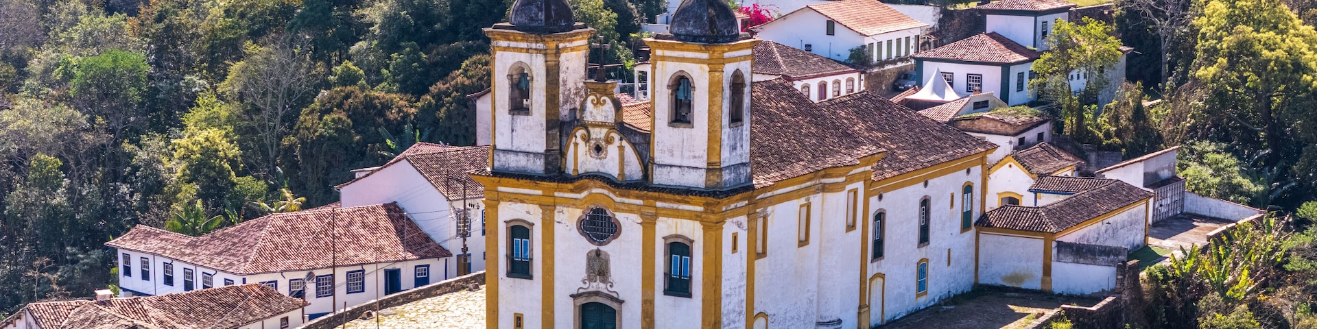 Igreja da Venerável Ordem Terceira de Nossa Senhora das Mercês e Perdões, centro histórico de Ouro Preto, Minas Gerais, Brasil. Uma vista aérea de drone.