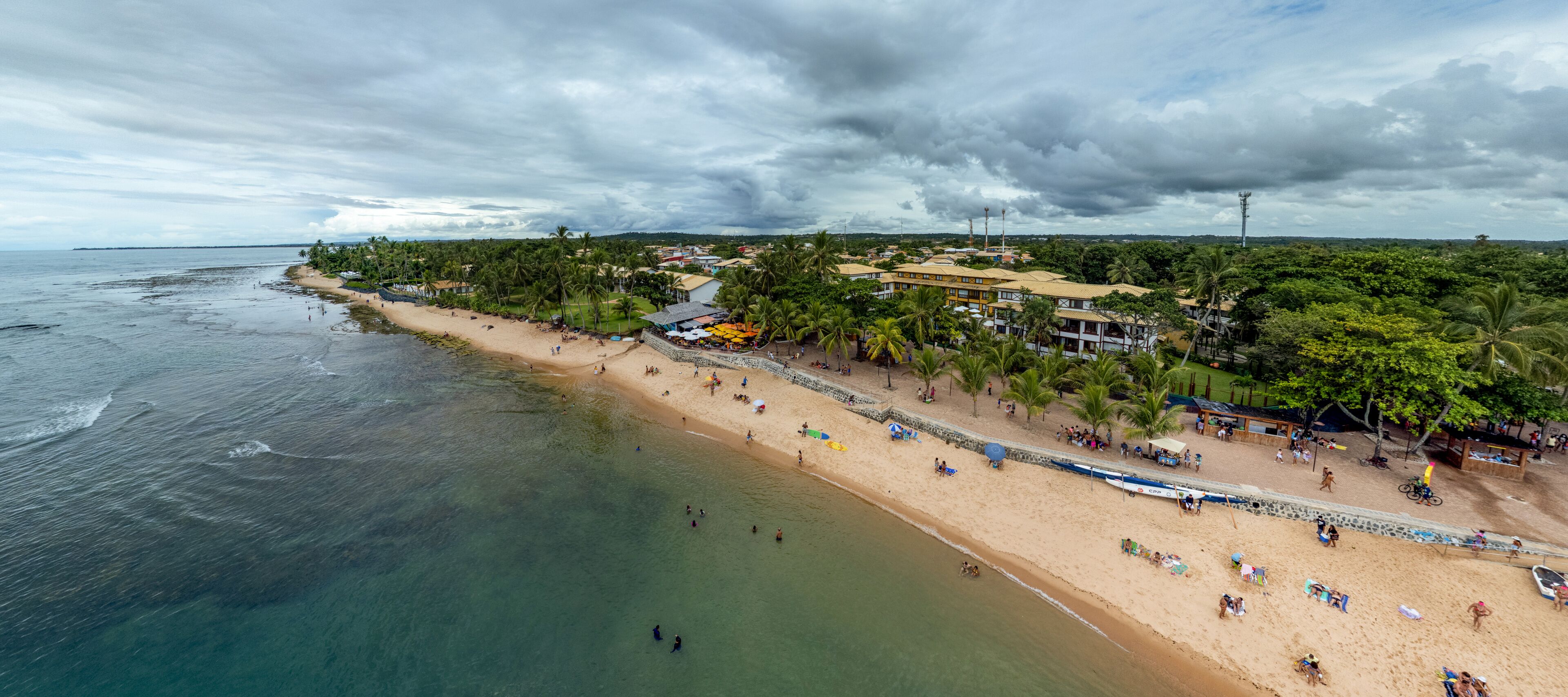 Imagem aérea da praia da Praia do Forte, município de Camaçari, Bahia, Brasil
