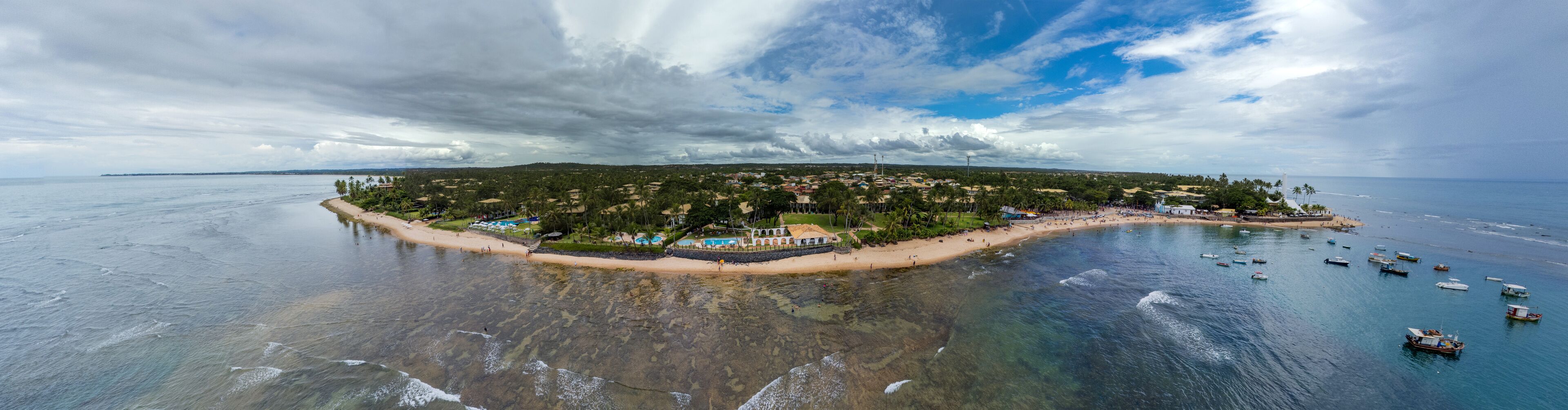 Imagem aérea da praia da Praia do Forte, município de Camaçari, Bahia, Brasil