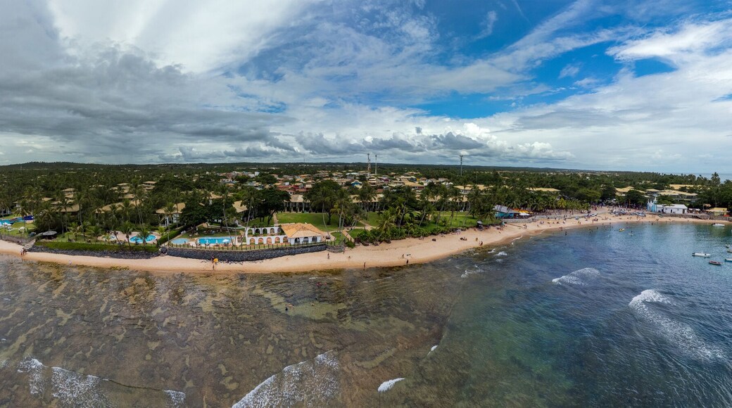 Imagem aérea da praia da Praia do Forte, município de Camaçari, Bahia, Brasil